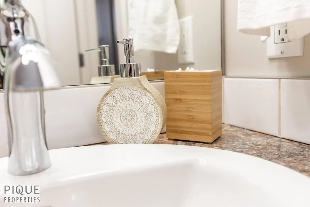 Boho Suite - Long Stays - King Bed - Fireplace & Wifi Edmonton