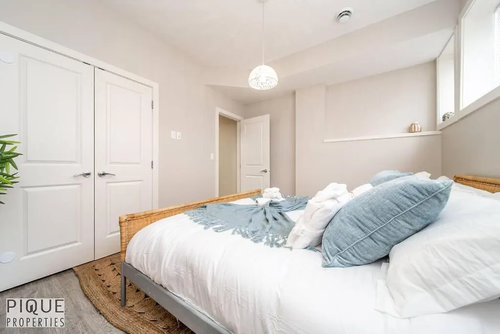 Boho Suite - Long Stays - King Bed - Fireplace & Wifi Edmonton Holiday home